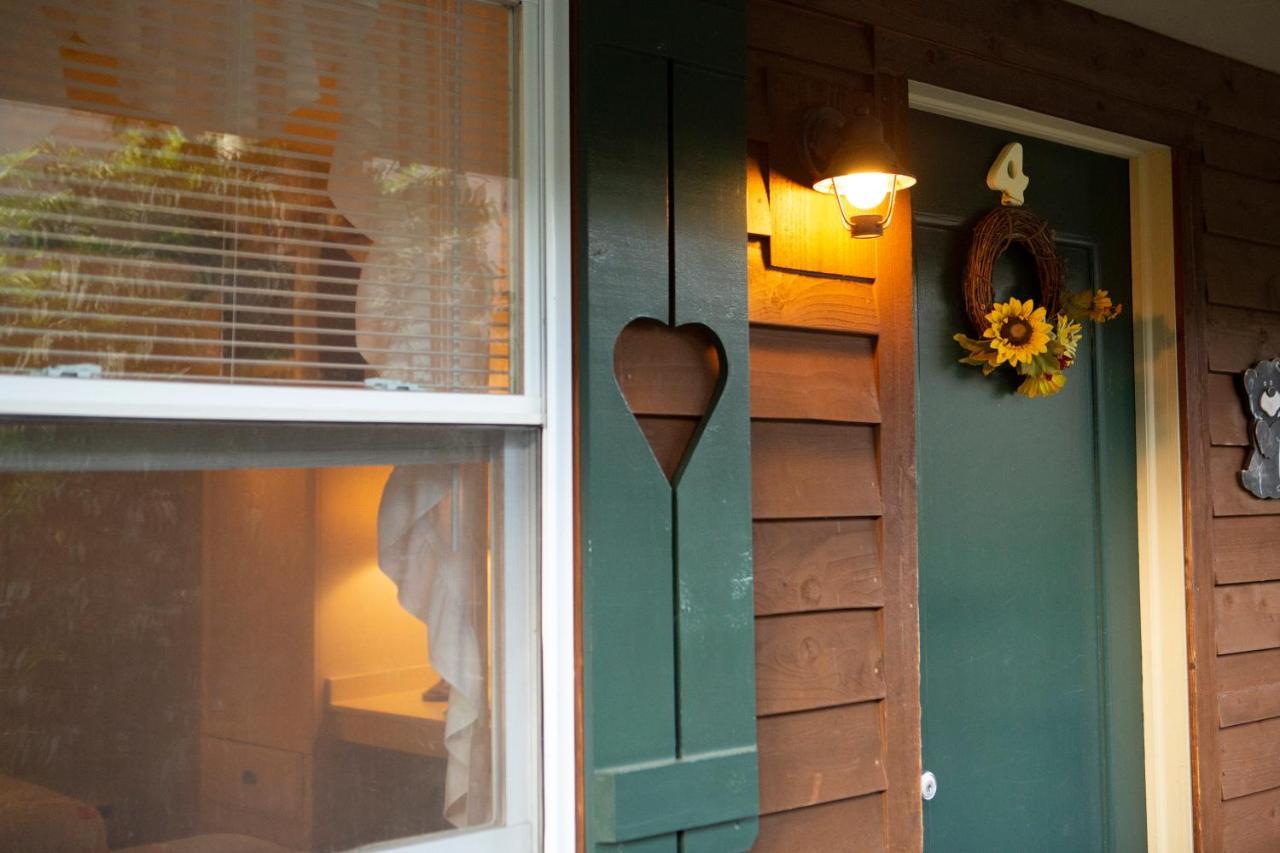 The Chimney Rock Inn & Cottages Exterior photo