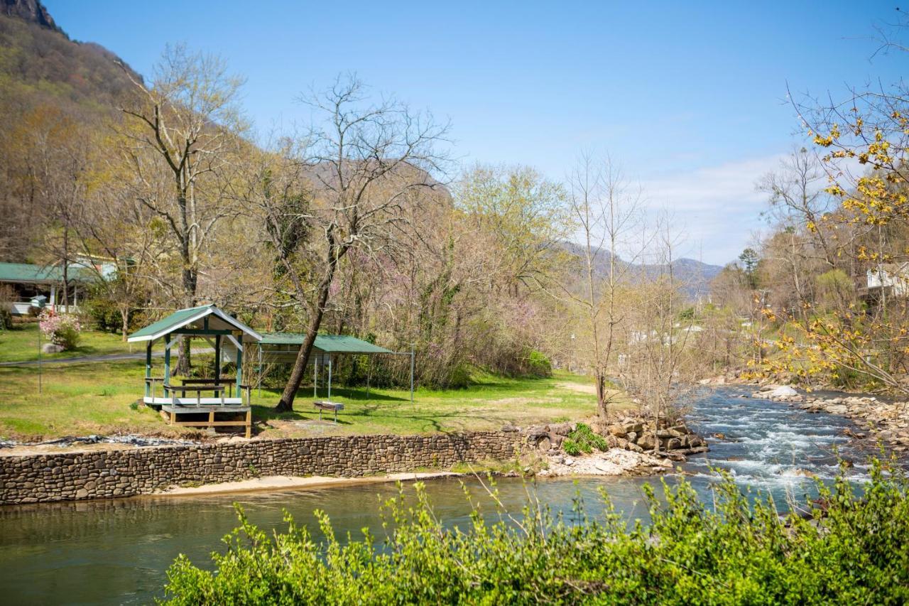 The Chimney Rock Inn & Cottages Exterior photo