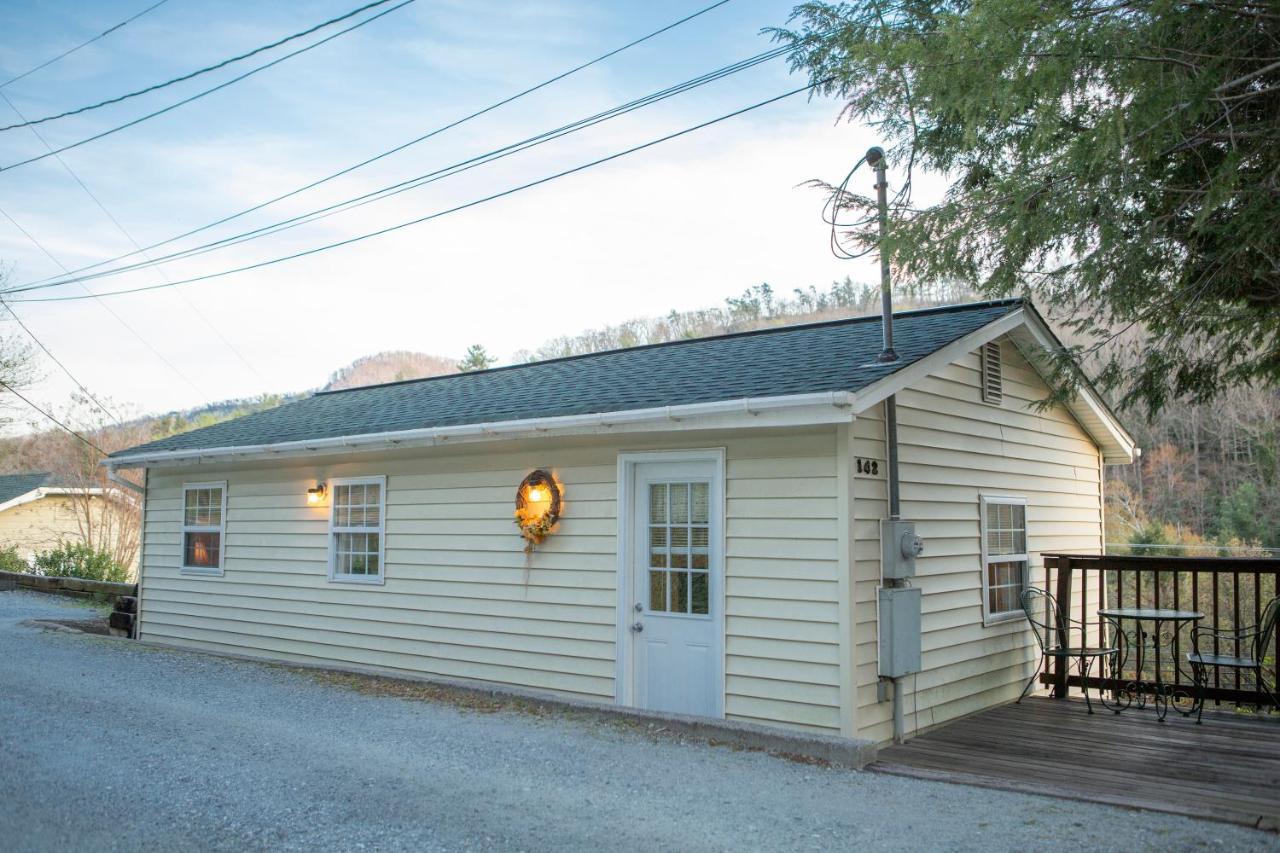 The Chimney Rock Inn & Cottages Exterior photo